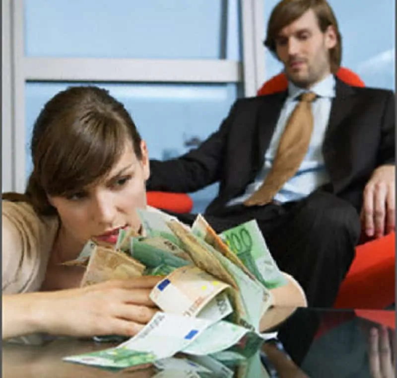 Cô ấy vui vẻ với bạn bè và gia đình bạn