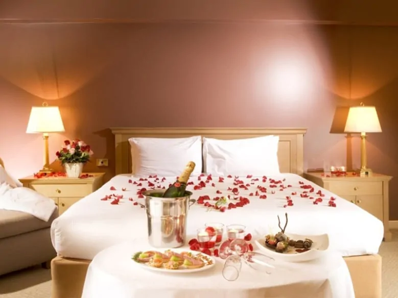 Trang trí phòng cưới bằng những cánh hoa hồng