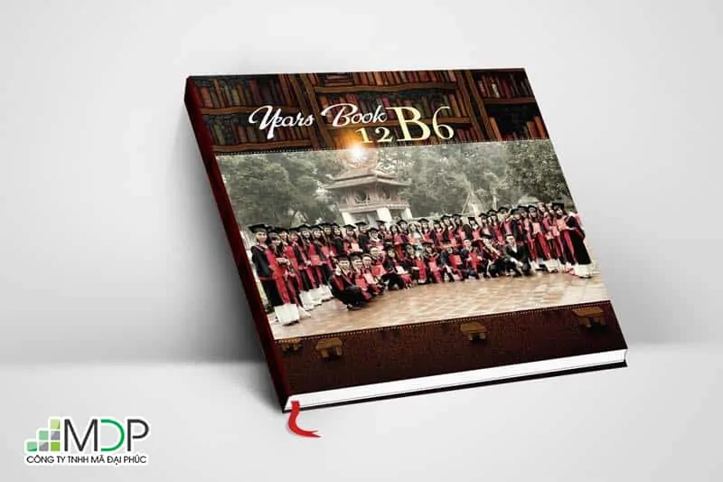 Cuốn kỷ yếu với bìa cứng cáp