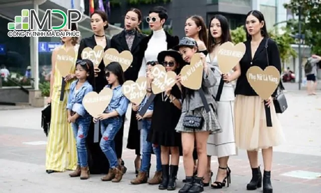 Hashtag cầm tay có kích thước phù hợp đối tượng và chương trình